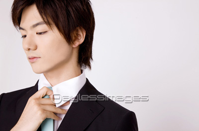 ネクタイを結ぶビジネスマン 商用利用可能な写真素材 イラスト素材ならストックフォトの定額制ペイレスイメージズ